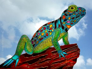 Lizard-on-wood-colored-stained-glass       